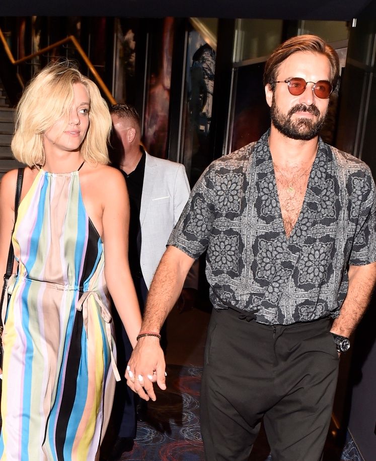 Piotr Stramowski z ukochaną na premierze filmu