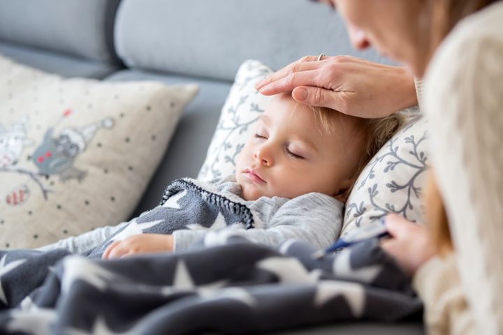 Jak odróżnić przeziębienie od grypy? Kiedy udać się z dzieckiem do lekarza?