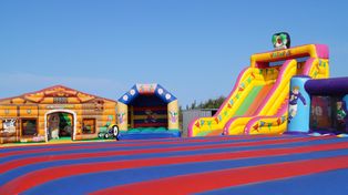 Pikniki sołeckie wystartowały w gminie Szczerców. Dmuchańce, niespodzianki i pyszności na stołach