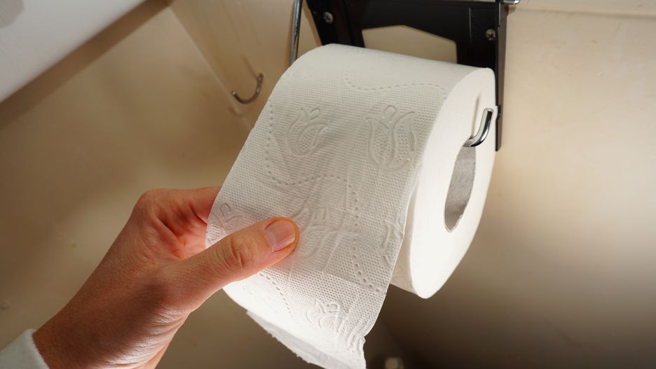 Istnieją proste sposoby na zaoszczędzenie papieru toaletowego