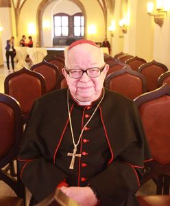 Kardynał Henryk Gulbinowicz pochowany. Na grobie wieniec bez nazwiska