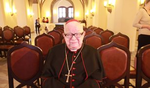 Kardynał Henryk Gulbinowicz pochowany. Na grobie wieniec bez nazwiska