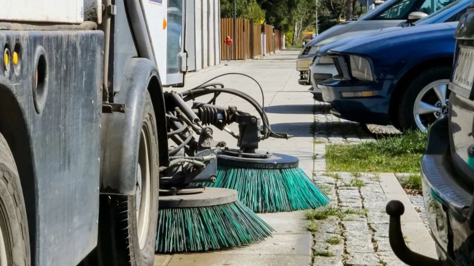 Trwa sprzątanie ulic, chodników i dróg rowerowych.