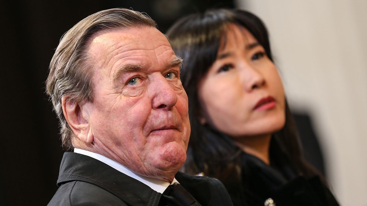 POTSDAM, GERMANY - JANUARY 21: Gerhard Schröder and Frau Kim So-Yeon attend a memorial service for recently deceased Manfred Stolpe at the Nicholas Church on January 21, 2020 in Potsdam, Germany. Stolpe served as German Minister of Transport from 2002 to 2005 and governor of Brandenburg state from 1990 to 2002. (Photo by Andreas Gora-Pool/Getty Images)