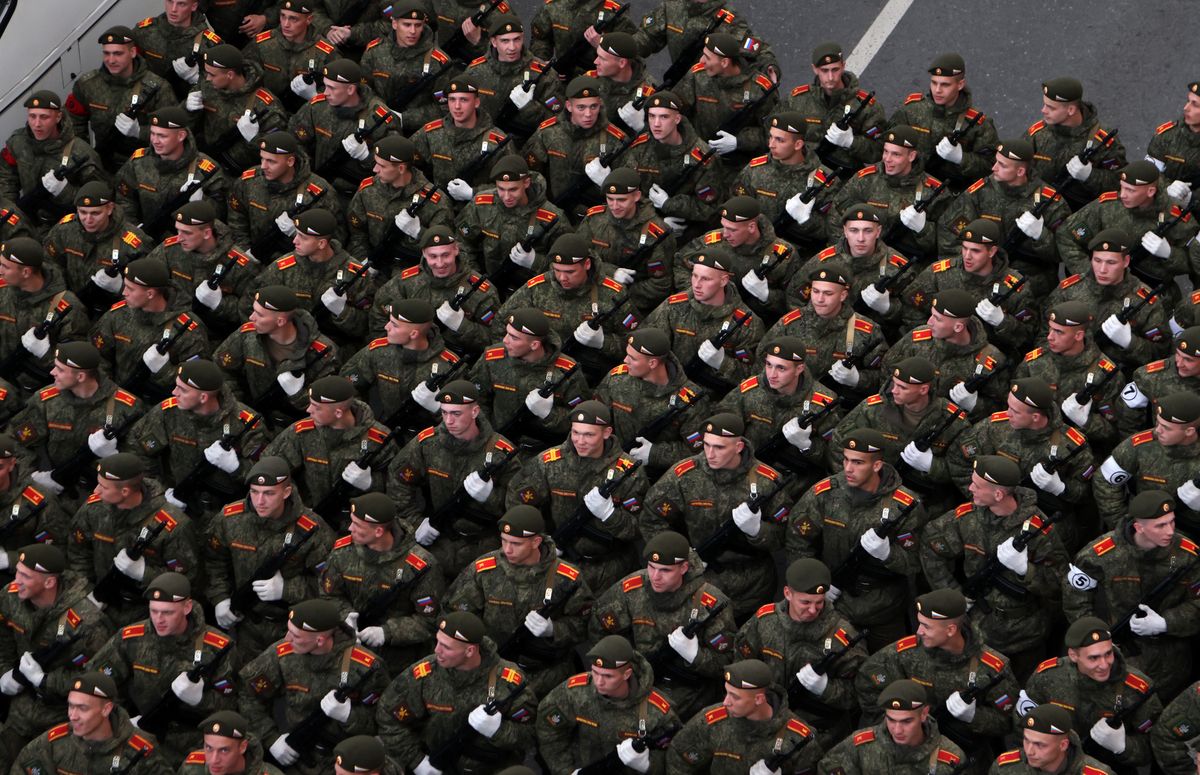 Rosyjscy żołnierze na paradzie z okazji Dnia Zwycięstwa