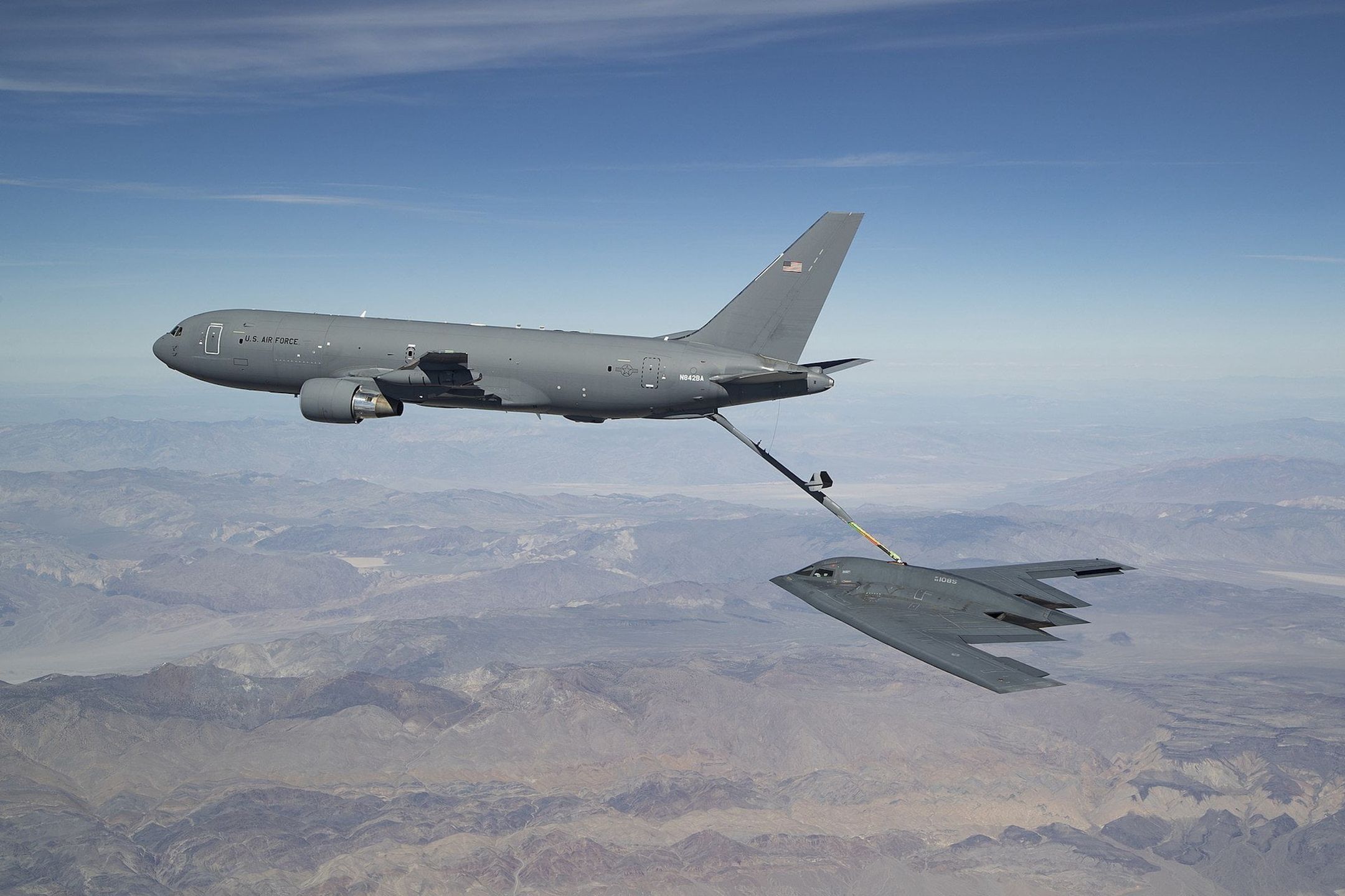Boeing KC-46 Pegasus podczas tankowania samolotu B-2 Spirit