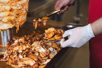 Skażone wszystkie próbki. Groźna bakteria w kebabie