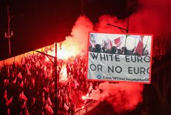 Rasistowski baner na marszu. Trzymali go zamaskowani ludzie