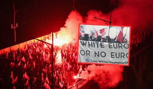 Rasistowski baner na marszu. Trzymali go zamaskowani ludzie