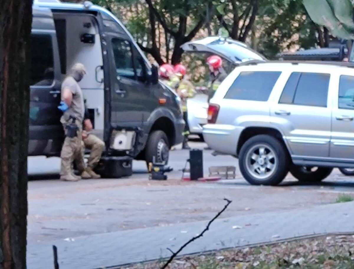 Pojemniki z rtęcią w bagażniku Jeepa na parkingu osiedlowym przy ul. Niepodległości