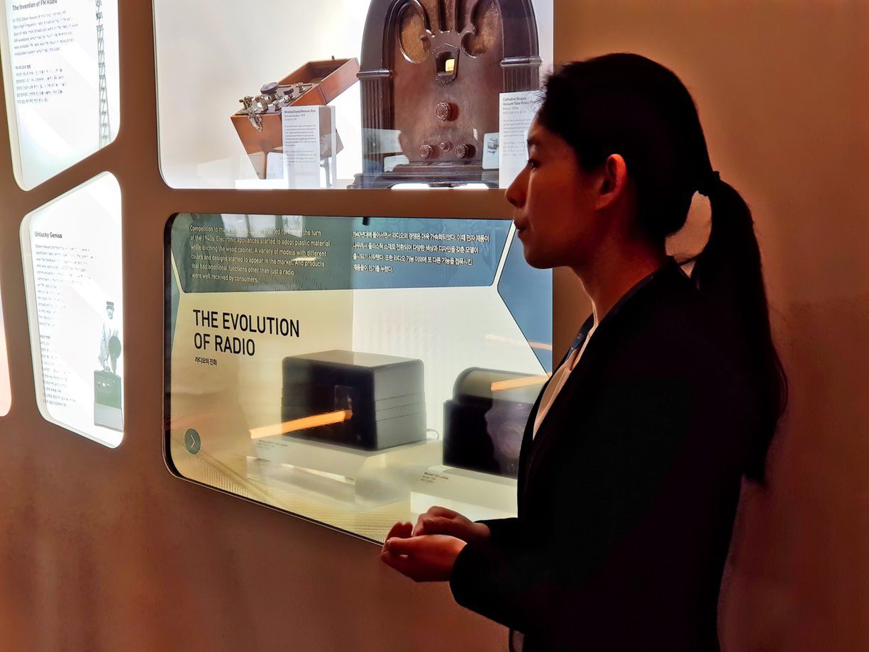 Część eksponatów Samsung Innovation Museum umieszczono za przezroczystymi wyświetlaczami