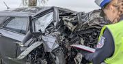 Skocze: Hyundai rozbił się o drzewo. Nie żyje 27-letni mężczyzna, droga zablokowana