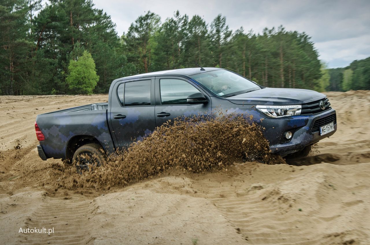 Pojechałem toyotą proace na poligon, by sprawdzić Hiluxa. Na trasach Baja Poland pokazał, co potrafi