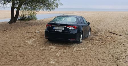 Wjechał na plażę autem i utknął. Policja dla kierowcy nie miała litości