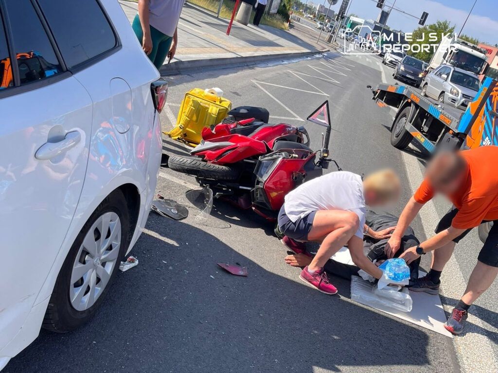 Warszawa: Wypadek na ulicy Modlińskiej. Kierujący motocyklem wjechał w tył auta. Ranny trafił do szpitala
