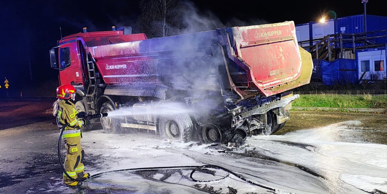 DK 11: Pożar ciężarówki przy „Sokolniku”! Kierowcy ruszyli z gaśnicami