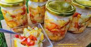 Kolorowa sałatka z cukinii na zimę do słoików. Przepis jest banalny