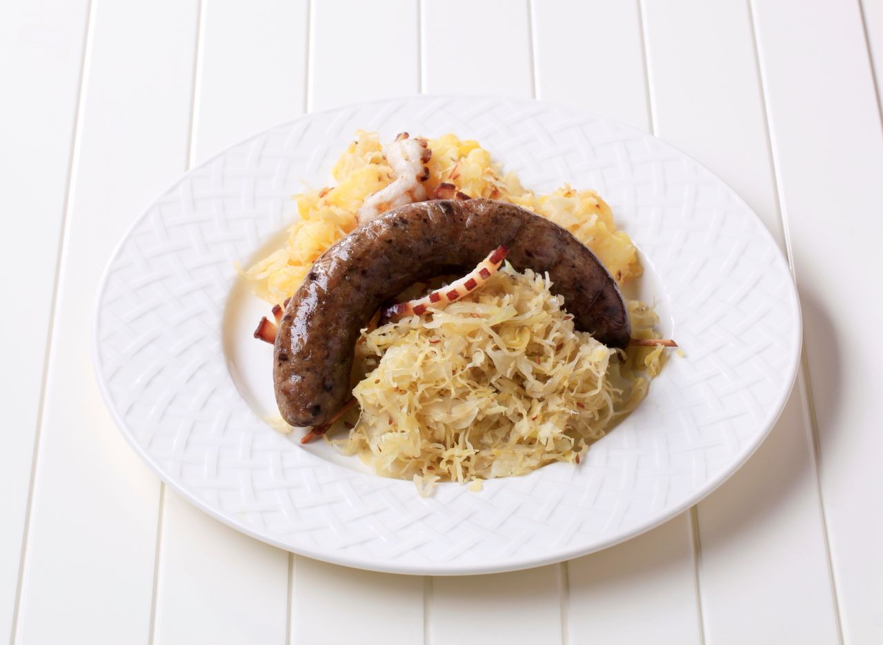 Kaszanka z kapustą kiszoną z grilla – tradycyjny smak w nowym wydaniu