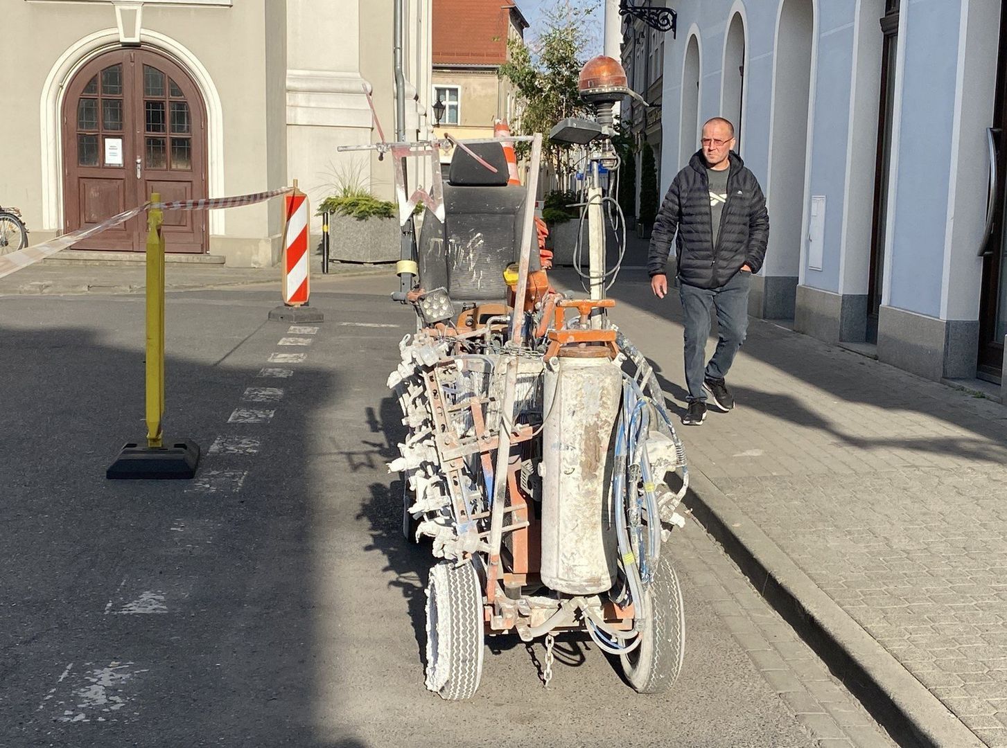 Na Placu Powstańców ma pojawić się zieleń. Na dwa dni przed akcją pomalowano na zielono asfalt