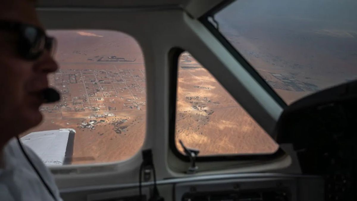 Widok na miasto Al Ain podczas zasiewania deszczu