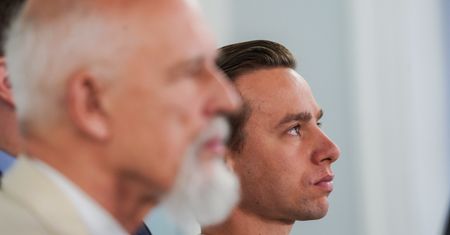 Krzysztof Bosak w maseczce w kościele. W Sejmie - bez. Wytknięto mu niekonsekwencję