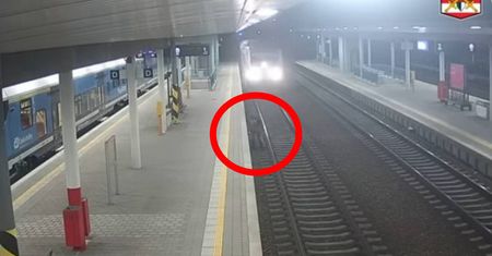 Mężczyzna wtargnął pod pociąg. Policjanci nie mogli uwierzyć, dlaczego to zrobił