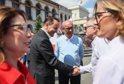 "Znacie taki film?". Czarzasty krzyczał na marszu Trzaskowskiego