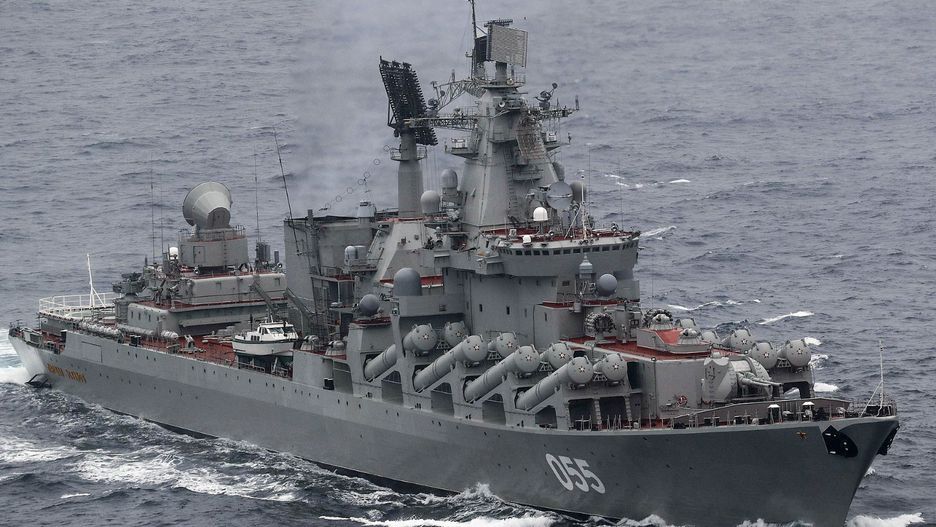 Rosyjski krążownik rakietowy Marshall Ustinov w trakcie rejsu przez kanał La Manche. Zdjęcie lotnicze wykonane z brytyjskiego helikoptera