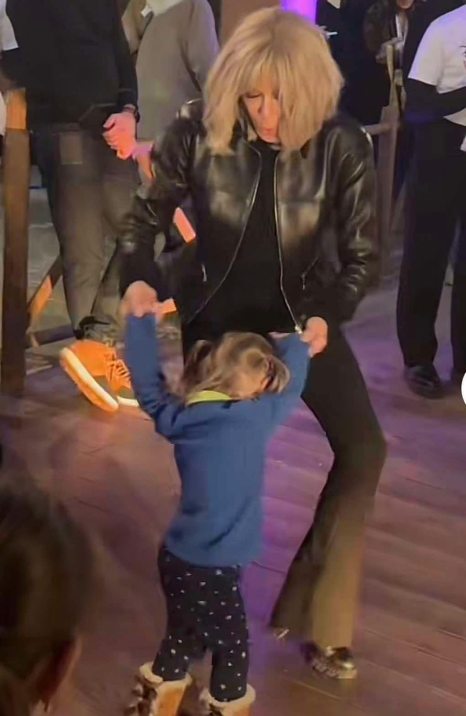 71-letnia Brigitte Macron wywija na parkiecie 