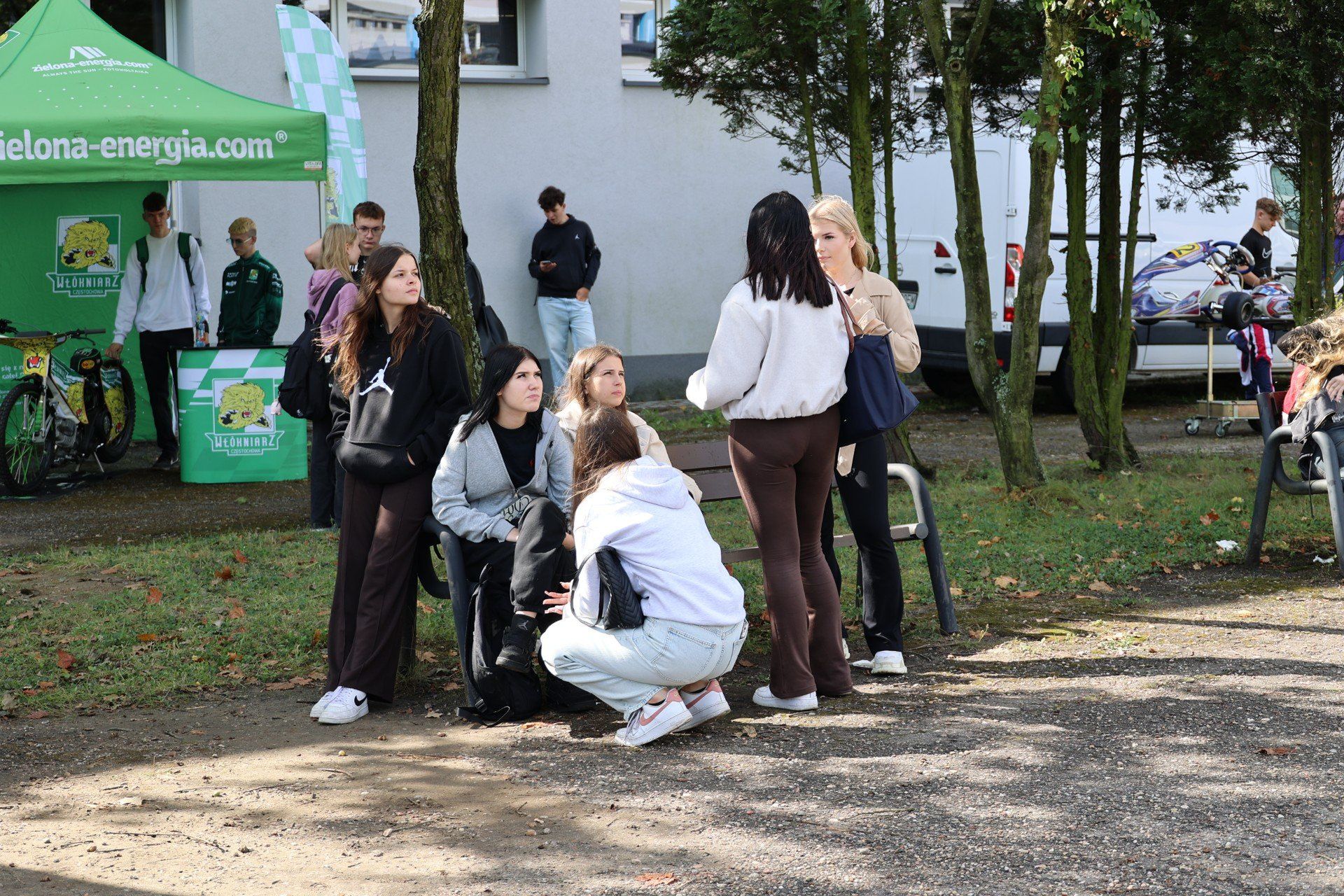 Lekcja bezpieczeństwa w Zespole Szkół Ekonomicznych: Symulacja wypadku i bezpłatne badania