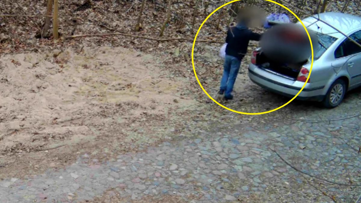 Mężczyzna pozbywa się śmieci w lesie. Wszystko nagrała fotopułapka.