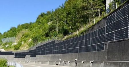 Szwajcarska fotowoltaika przy drodze. Nowatorki projekt energetyczny