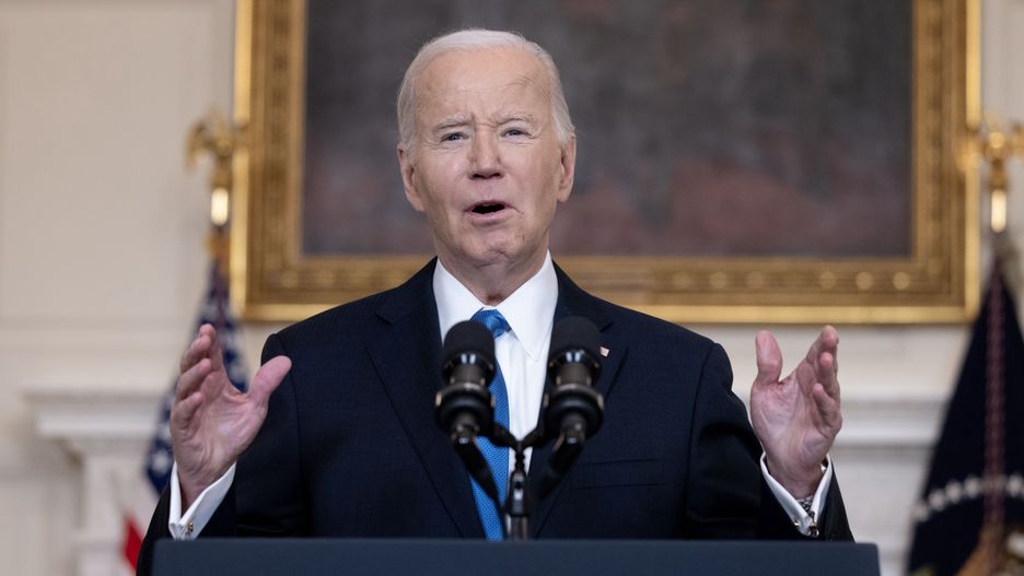 US President Joe Biden delivers remarks in the State Dining Room of the White House in Washington, DC, USA, 13 February 2024. President Biden urged the US House of Representatives to pass a 95 billion USD bill with aid to Ukraine, Israel and Taiwan. The package passed with bipartisan support in the Senate but is unlikely to pass in the Republican-controlled House due to opposition from hard-right conservatives supporting former US President Donald J. Trump. EPA/MICHAEL REYNOLDS / POOL Dostawca: PAP/EPA.
