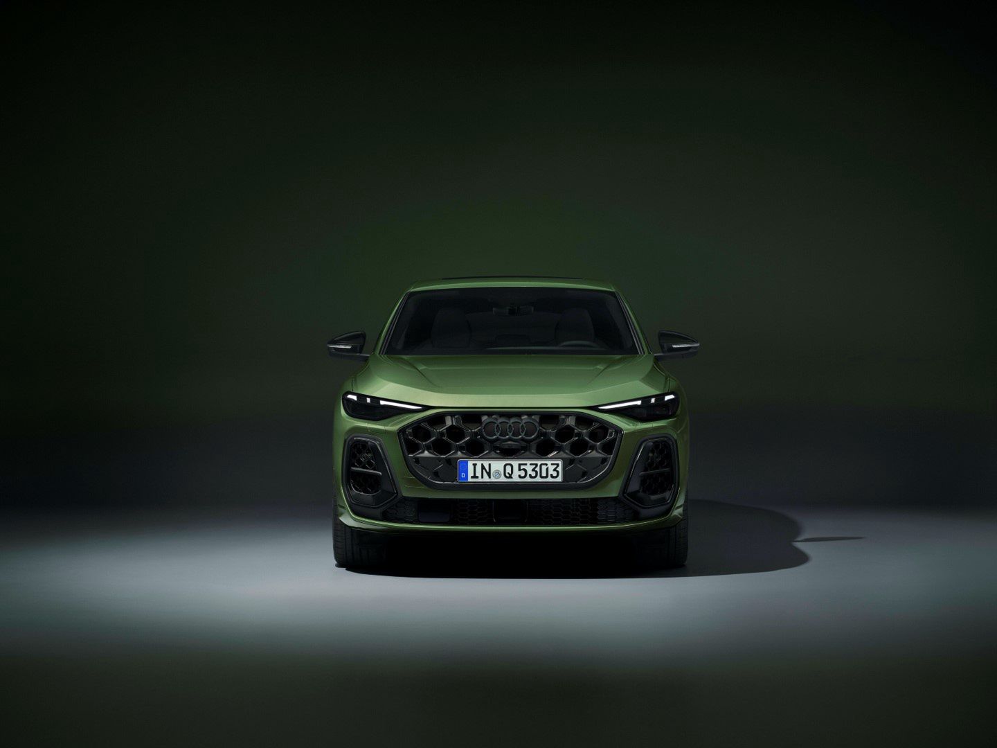 Static photo,
Colour: District green metallic