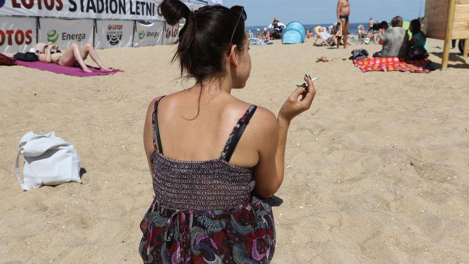Palenie na plaży (zdjęcie ma charakter ilustracyjny)