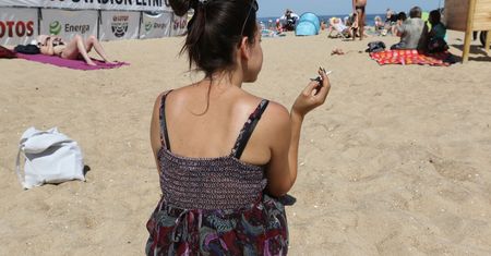 Plażowicze mają dość palaczy. "Bywa, że wieczorem nie da się rozłożyć ręcznika na piasku"