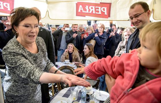 „Słucham, rozumiem, pomagam” - pierwszy plakat wyborczy PO z Ewą Kopacz