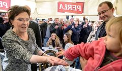 „Słucham, rozumiem, pomagam” - pierwszy plakat wyborczy PO z Ewą Kopacz