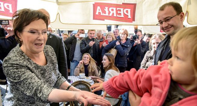 „Słucham, rozumiem, pomagam” - pierwszy plakat wyborczy PO z Ewą Kopacz