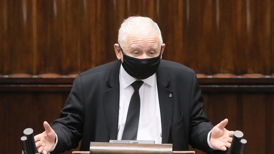 Warszawa, 01.02.2022. Prezes PiS, wicepremier Jarosław Kaczyński na sali obrad Sejmu w Warszawie, 1 bm. Sejm kontynuuje posiedzenie. Posłowie mają pracować m.in. nad projektem o szczególnych rozwiązaniach w okresie epidemii COVID-19. (kf) PAP/Paweł Supernak