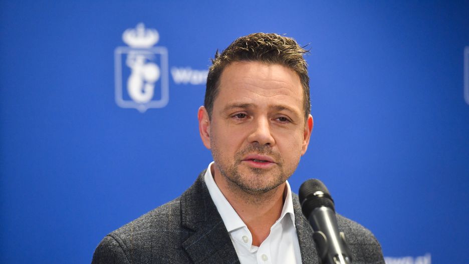 Warszawa, 10.02.2023. Prezydent m.st. Warszawy Rafał Trzaskowski podczas konferencji prasowej organizowanej w związku z przypadającym w najbliższą sobotę Europejskim Dniem Numeru 112, 10 bm. w Stołecznym Centrum Bezpieczeństwa. (amb) PAP/Piotr Nowak