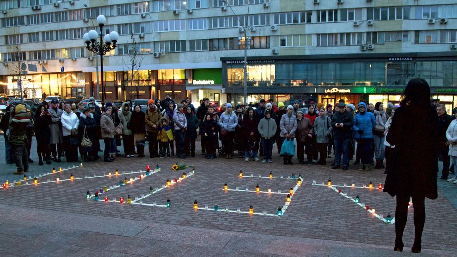 
Ukraina nie zapomni ofiar rosyjskiego bombardowania Donieckiego Akademickiego Regionalnego Teatru Dramatycznego, który służył jako schron przeciwlotniczy podczas oblężenia Mariupola w obwodzie donieckim 16 marca 2022 roku. W tym roku w Kijowie zorganizowano wiec pamięci