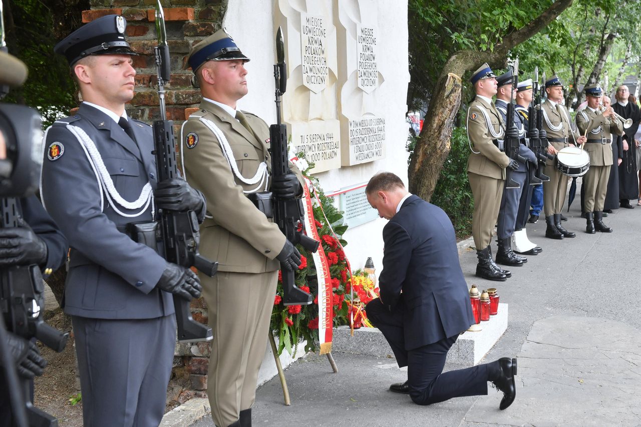 Prezydent Andrzej Duda podczas uroczystości złożenia wieńca przed tablicami na fragmencie muru fabryki J. Franaszka