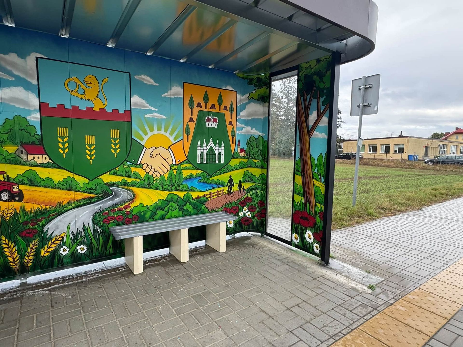 Mural na przystanku na granicy gmin Radzanowo i Staroźreby 