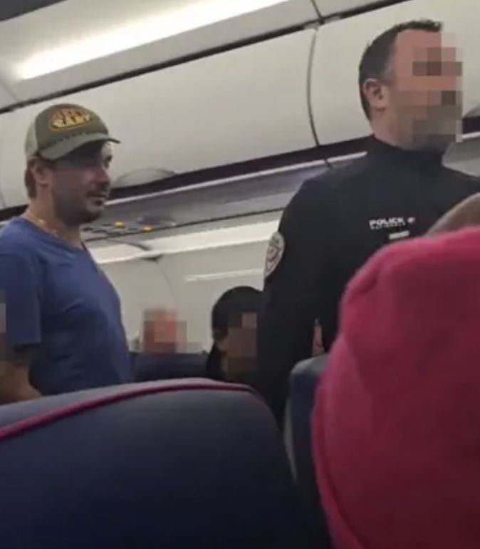 Daniel Martyniuk podczas wyprowadzania z samolotu po aferze