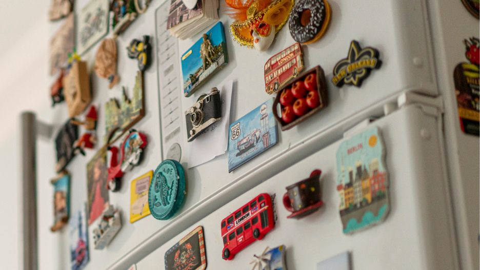 Większość z nas umieszcza magnesy na lodówkach