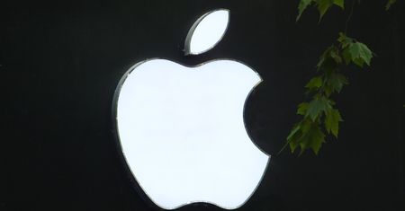 Panika w Apple'u. Firma pompuje 3 miliony dolarów dziennie, by dogonić rywali