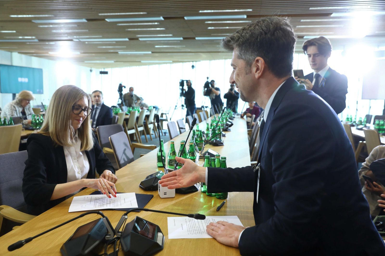 Porozumienie podpisali Anita Oleksiak, prezes PAŻP, i Maciej Sosnowski, prezes Związku Zawodowego Kontrolerów Ruchu Lotniczego