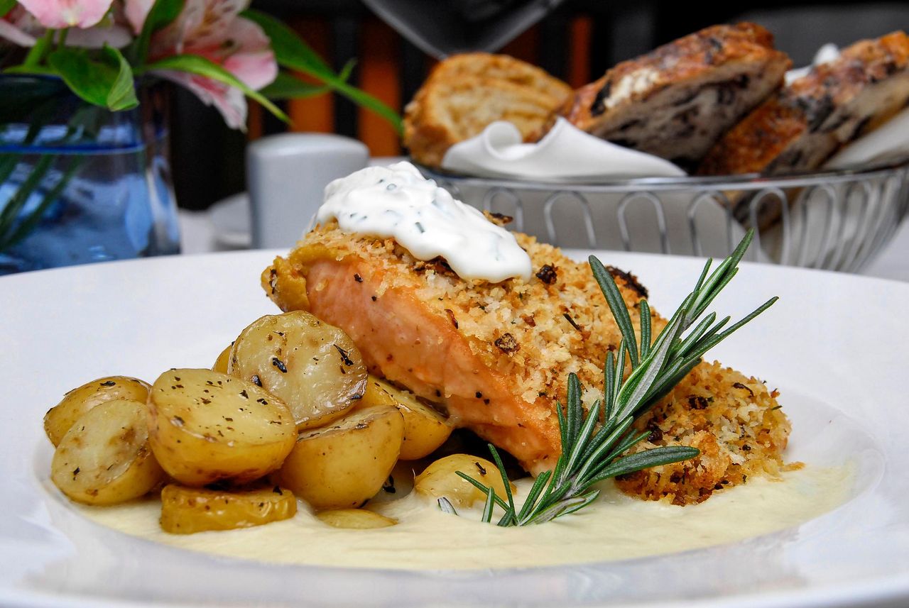 Pieczony łosoś jak z restauracji? Sprawdź ten trik z fetą i brokułem