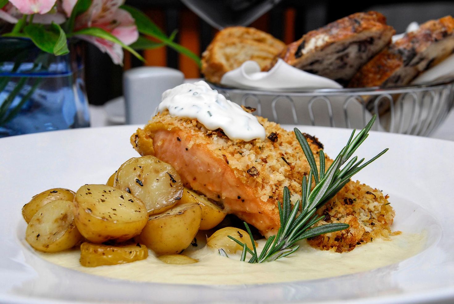 Pieczony łosoś jak z restauracji? Sprawdź ten trik z fetą i brokułem